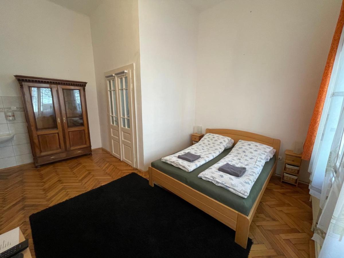 Lyrius Vendeghaz - Debrecen Apartment Exterior photo