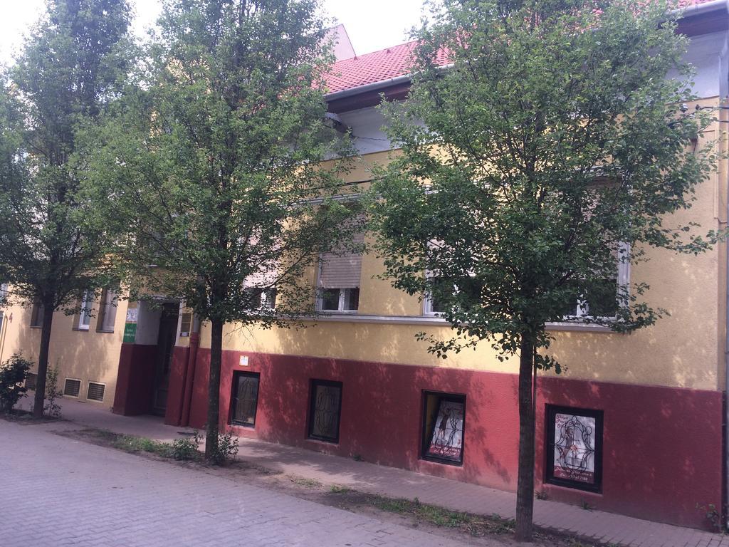 Lyrius Vendeghaz - Debrecen Apartment Exterior photo